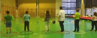 Niños haciendo educación física. Foto Infosalus