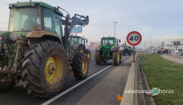 Tractores hacia el Polígono de los Villares. Fotos S24H