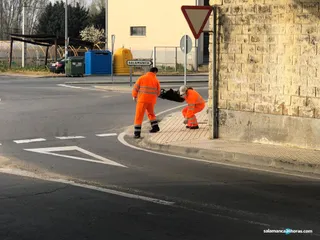 Imagen de archivo de dos operarios recogiendo las partes de un vehículo siniestrado en el puente | Foto: s24h
