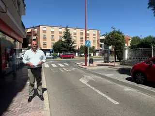 David Mingo, alcalde de Santa Marta de Tormes en una calle del municipio que se pavimentará