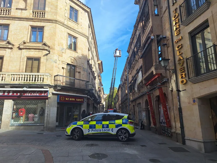 Los Bomberos y la Policía Local de Salamanca retiran una chapa en riesgo de caída en la calle Consuelo