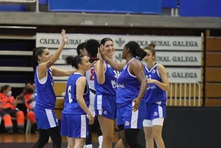 Las jugadoras charras se felicitan en una acción / FOTO ENSINO