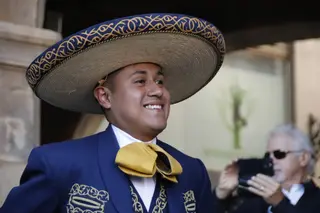 Callejoneada con la participación de mariachis y bailarines de Nuevo León