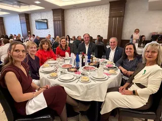 Guijuelo cierra la X Gala Benéfica con una comida solidaria a favor de la AECC | Ayuntamiento de Guijuelo