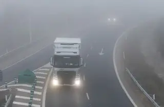Vicente / ICAL. La niebla dificulta la circulación en la A-62, a la altura de Ciudad Rodrigo(Salamanca), diciembre de 2024