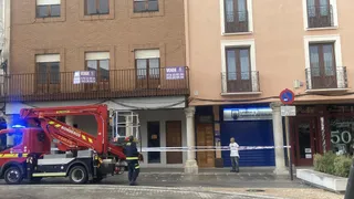 Los bomberos de Peñaranda han tenido que intervenir por la caída de cascotes en la Plaza de la Constitución