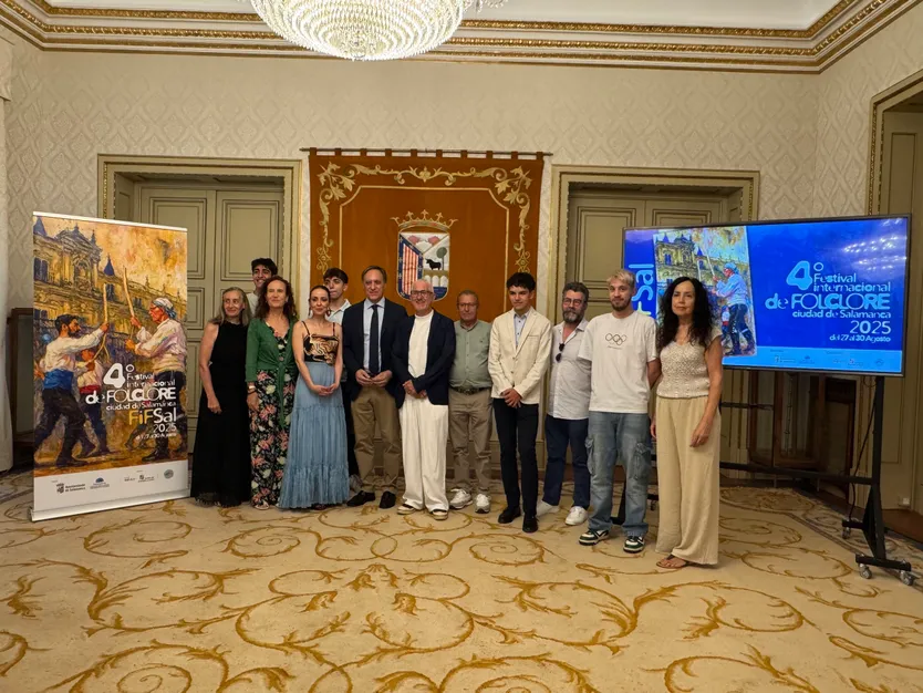 El alcalde de Salamanca, Carlos García Carbayo, presenta la cuarta edición del Festival Internacional de Folclore Ciudad de Salamanca.