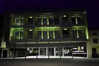La fachada del Ayuntamiento en color verde