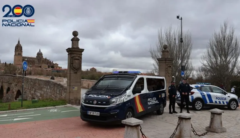 Policía Nacional española y portuguesa patrullan en Salamanca (1)