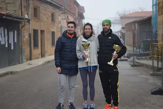 Hector Rodríguez y Sandra López con los trofeos de campeones de la San Silvestre de La Vellés