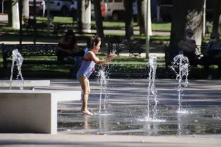 Niños jugando con el agua en el parque de la Alamedilla | Imagen Salamanca24horas