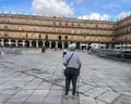Un hombre pasea por la Plaza Mayor de Salamanca 
