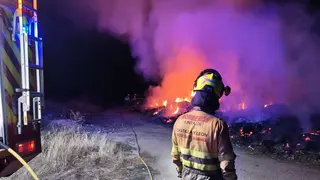 Dos dotaciones de bomberos sofocan un incendio de poda en Villoria. Foto de archivo