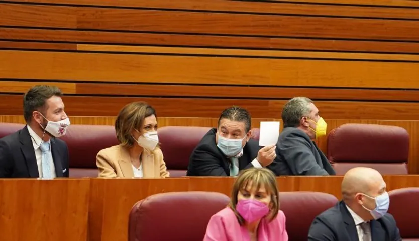 Luis Mariano Santos muestra una papeleta de votación en el Pleno de constitución de las Cortes de Castilla y León. ICAL
