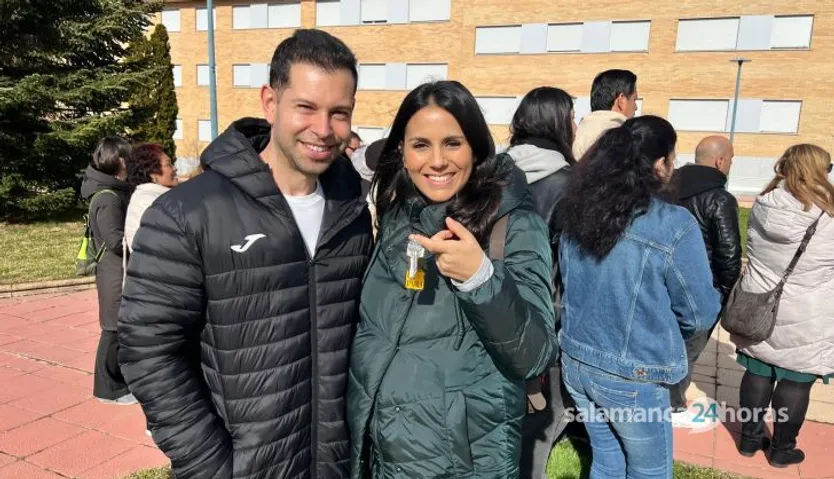 El alcalde de Salamanca, Carlos García Carbayo, entrega las llaves de una nueva promoción de viviendas protegidas en Pizarrales