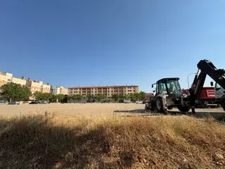 El alcalde de Salamanca, Carlos García Carbayo, visita las obras del nuevo aparcamiento gratuito en superficie del barrio El Zurguén | Belén Hurtado