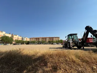 El alcalde de Salamanca, Carlos García Carbayo, visita las obras del nuevo aparcamiento gratuito en superficie del barrio El Zurguén. Foto de archivo | Belén Hurtado