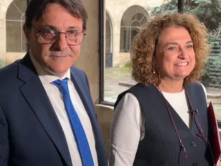 A la izquierda Javier Román Capillas, presidente de la Fundación Torre del Clavero del Colegio de Abogados de Salamanca y a la derecha Ana Martín Suárez, vicerrectora de Ciencias de la Salud y Asuntos Sociales. Foto S24H
