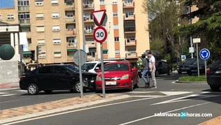 Fuerte accidente en la plaza de San Antonio entre dos turismos