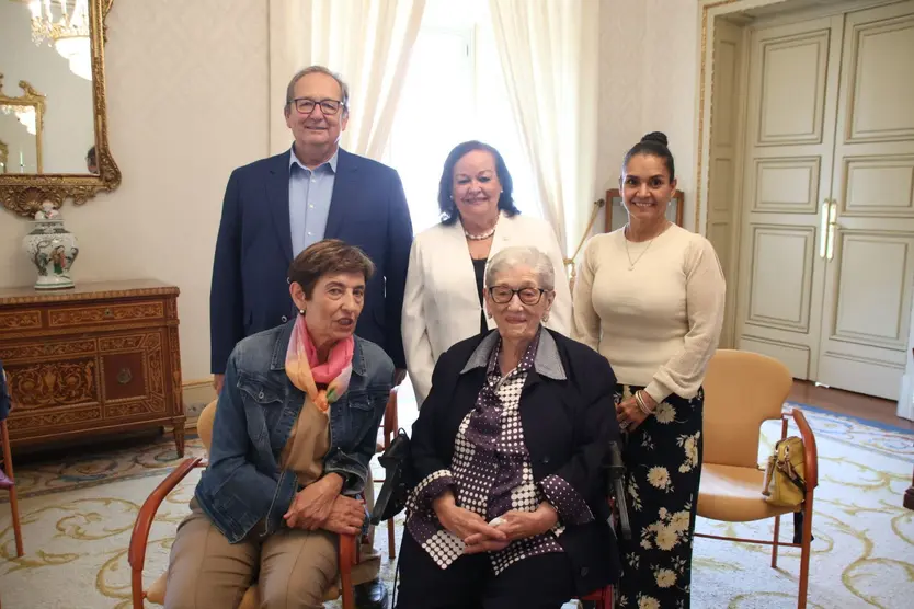 Familia de Teresa Hierro durante la entrega de placas por su centenario en el Ayuntamiento de Salamanca