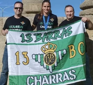 Carmen Álvarez, junto a miembros de la Peña Bética de Salamanca