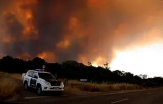 Un vehículo de la Guardia Civil en el incendio de Fermoselle