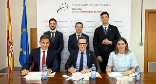 Adventia y Canaryfly firman un acuerdo para facilitar la incorporación de nuevos pilotos a la aerolínea canaria