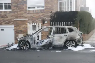 Las llamas arrasan completamente un coche en La Fontana de madrugada