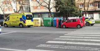 Un herido tras una colisión entre un turismo y una moto en la avenida Federico Anaya.