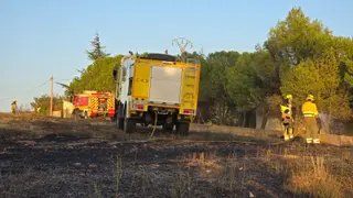 Incendio de pasto en el Camino de Moriscos