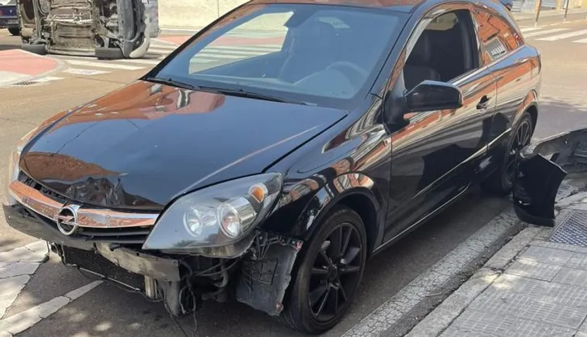 Imagenes del accidente entre dos turismos en el cruce entre la calle Santa Marta y Candelario (5)