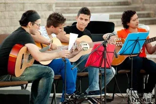 Piano, guitarra y percusión.