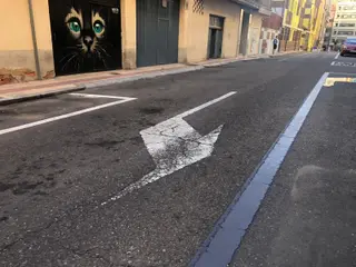 Las líneas que delimitaban el aparcamiento de la ORA en la calle Profesor Sáez han sido pintadas