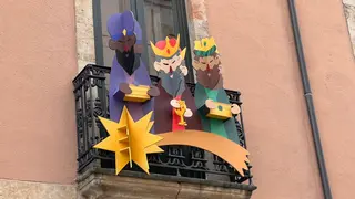 Decoración navideña en un balcón de la Rúa Mayor | S24H