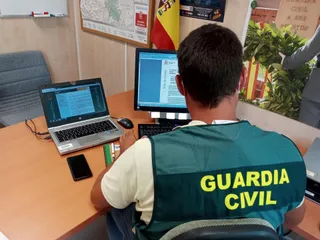 Un agente de la Guardia Civil frente a unos ordenadores | EP