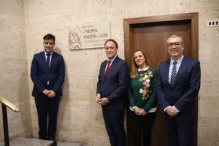 Inauguración de la placa conmemorativa por el centenario del nacimiento de la escritora Carmen Martín Gaite en el edificio de la entidad en la plaza de los Bandos