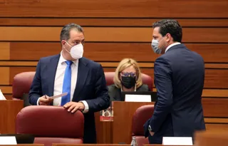 El portavoz del Grupo Popular, Raúl de la Hoz, conversa con el procurador popular Salvador Cruz, durante el Pleno de las Cortes. | FOTO: ICAL