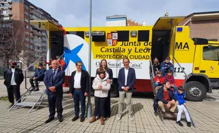 Escolares premiados posando junto a las autoridades