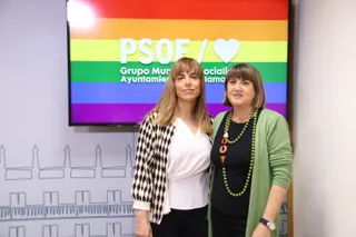 María Sánchez y María García informan sobre una de las propuestas LGTBI que el PSOE llevará al próximo Pleno Municipal. Foto Andrea M.