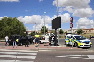 Un coche acaba empotrado contra un semáforo después de colisionar contra un autobús urbano en la avenida de la Aldehuela
