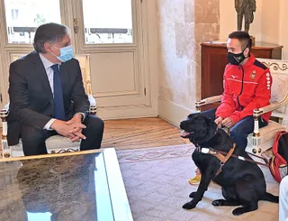 El alcalde, durante su recepción a Dani Martín Anaya.