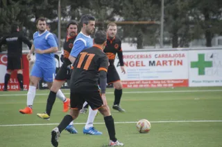 'Chiqui' del Wayook ante un rival del AG Montserrat