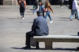 Gente paseando por las calles de Salamanca