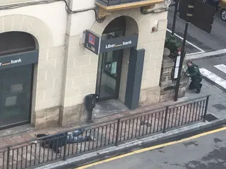 Dos burgaleses atracan un banco de Cangas de Onís y uno termina suicidándose