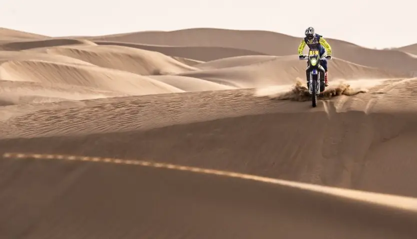 Santolino se defiende en un terreno similar al del Dakar en la tercera etapa del Rally de Marruecos