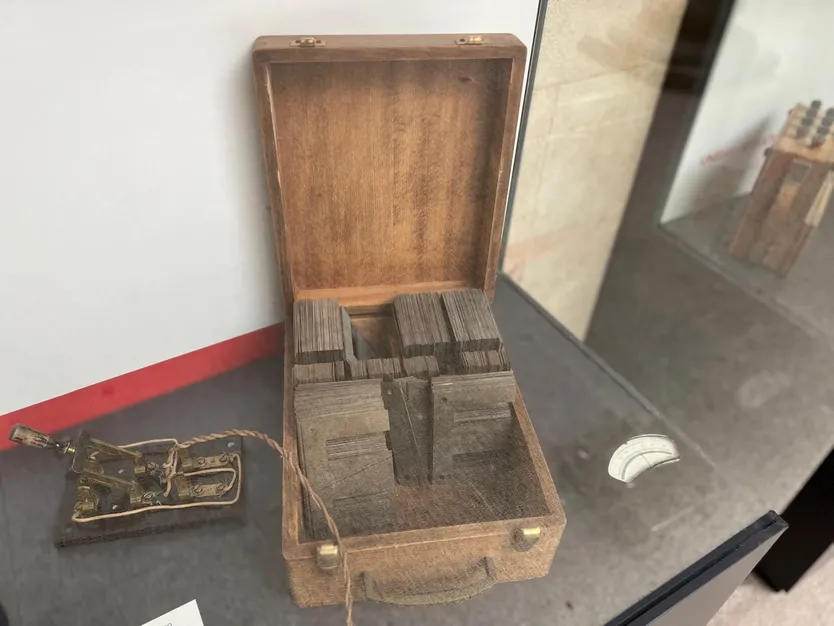 Colección del Laboratorio de Físicas en el Claustro del Edificio Trilingüe de la Facultad de Ciencias