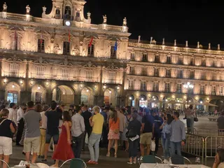 Un grupo de salmantinos se fotografías con los presidentes autonómicos del Partido Popular