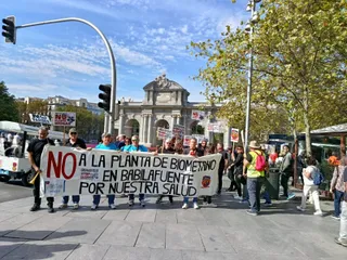 Vecinos de Machacón, Tornadizos y Babilafuente se concentran en Madrid para exigir la paralización de los proyectos de macro-plantas de biogás y biometano | Asociación de Vecinos de Babilafuente