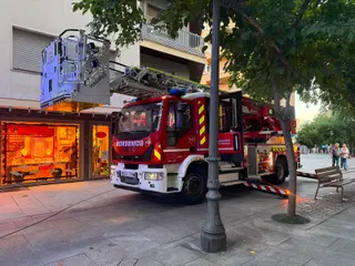 Bomberos de Salamanca en la calle José Jauregui para comprobar el humo