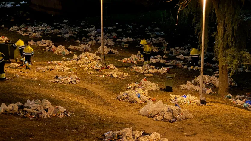Limpieza del Puente Romano tras el lunes de Aguas (1)